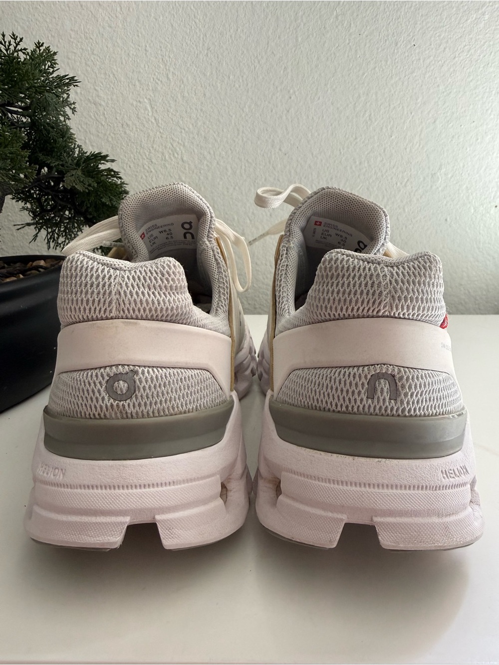 On running cloudswift Women size 8.5 Light Gray and White Cloud Running Shoe - Picture 6 of 10